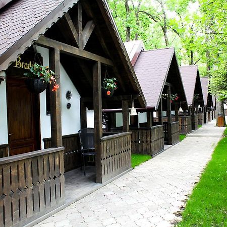 Cornul Vanatorului Bungalows Pitesti Exterior photo