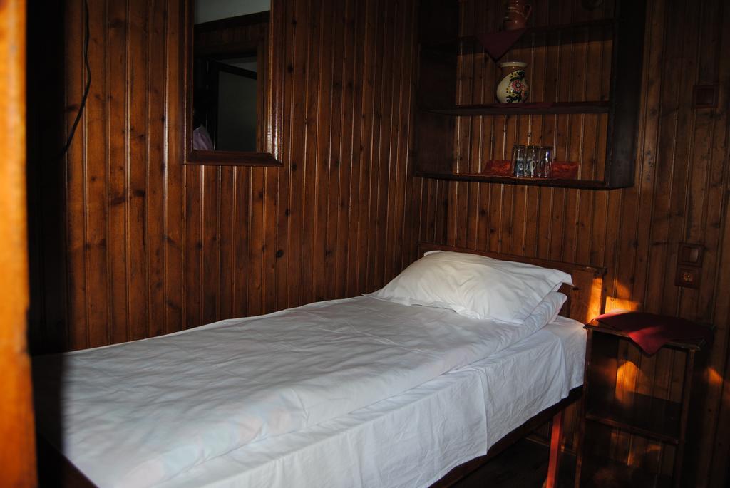 Cornul Vanatorului Bungalows Pitesti Room photo